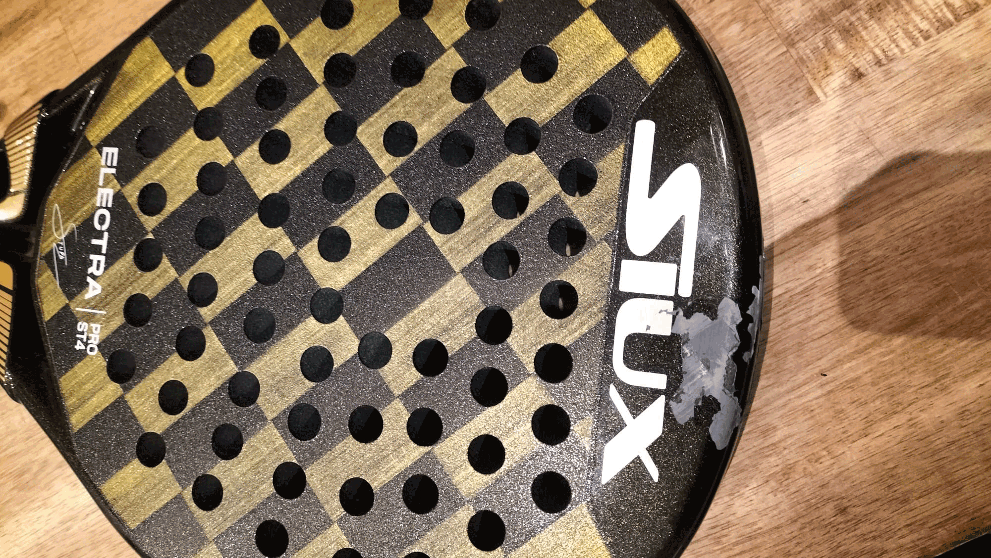 Finition carbone – SOS Padel Toulouse